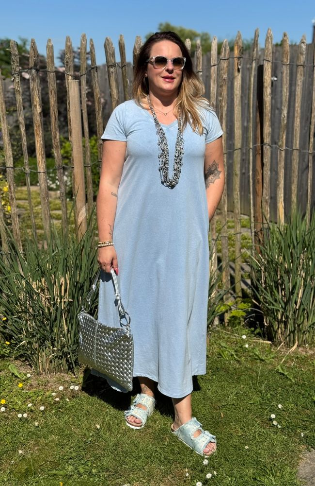 Langes T-Shirtkleid in hellblau