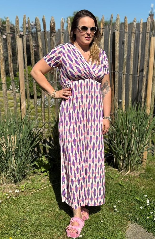 Schönes Sommerkleid mit Print in lila & rosa