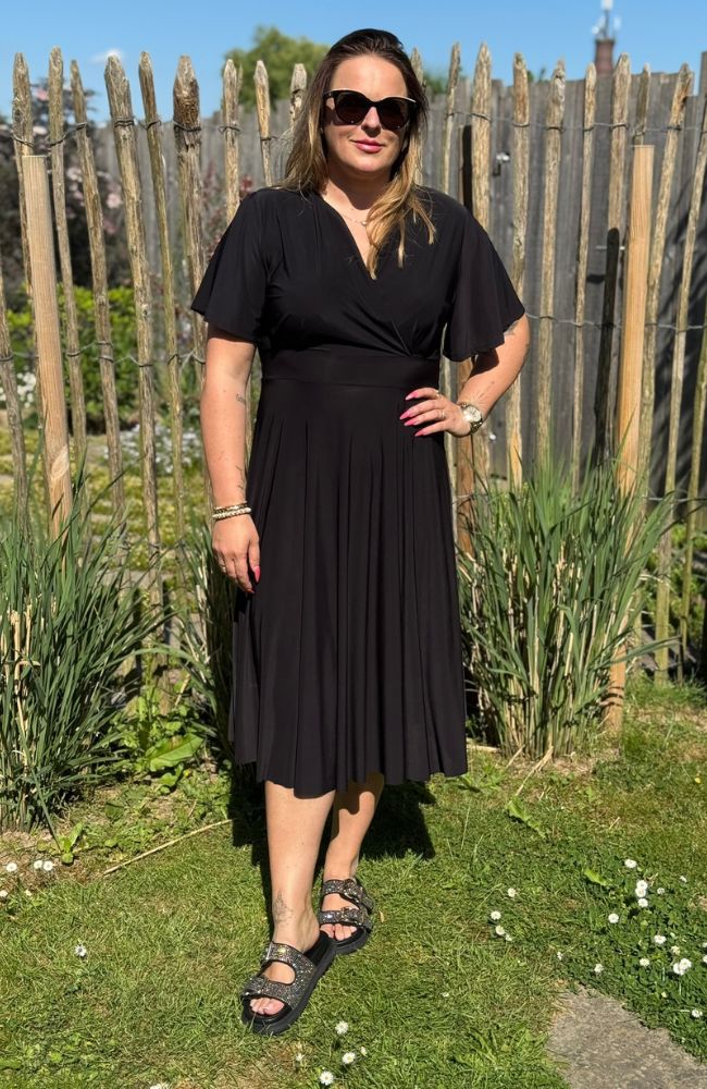Figurbetontes Sommerkleid in schwarz