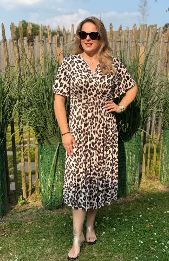 Figurbetontes Sommerkleid mit Leo Muster
