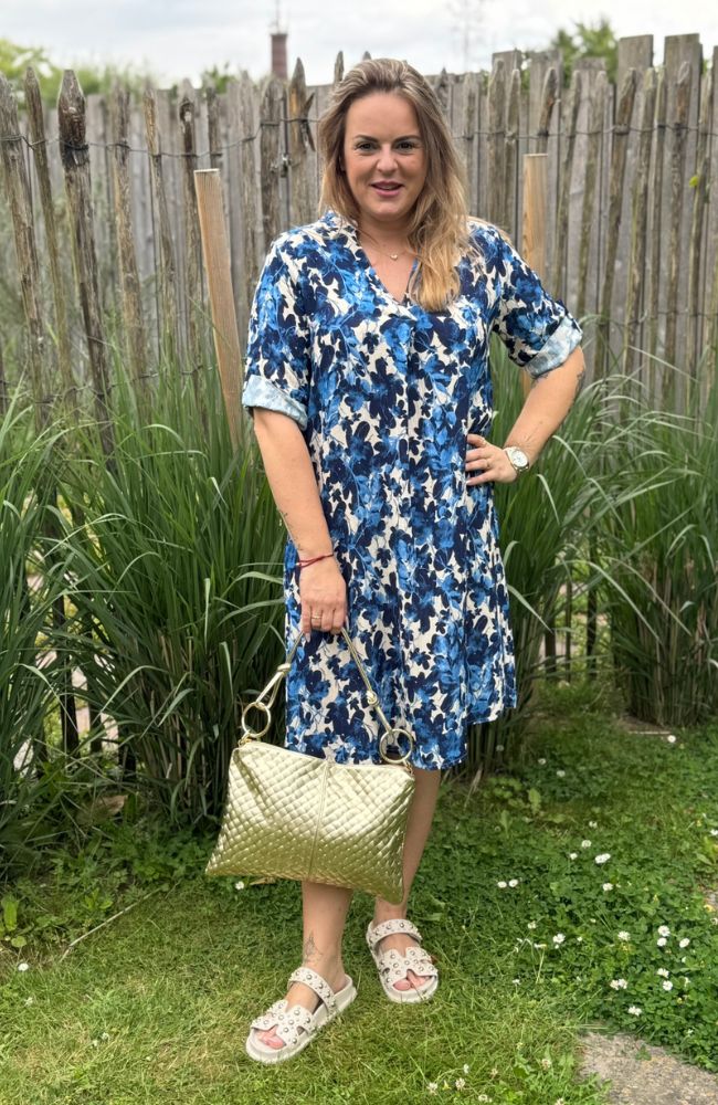 Sommerkleid mit blauen Blümchen