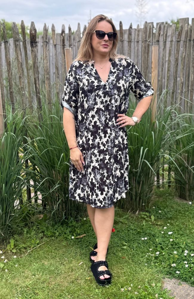 Sommerkleid mit schwarzen Blümchen